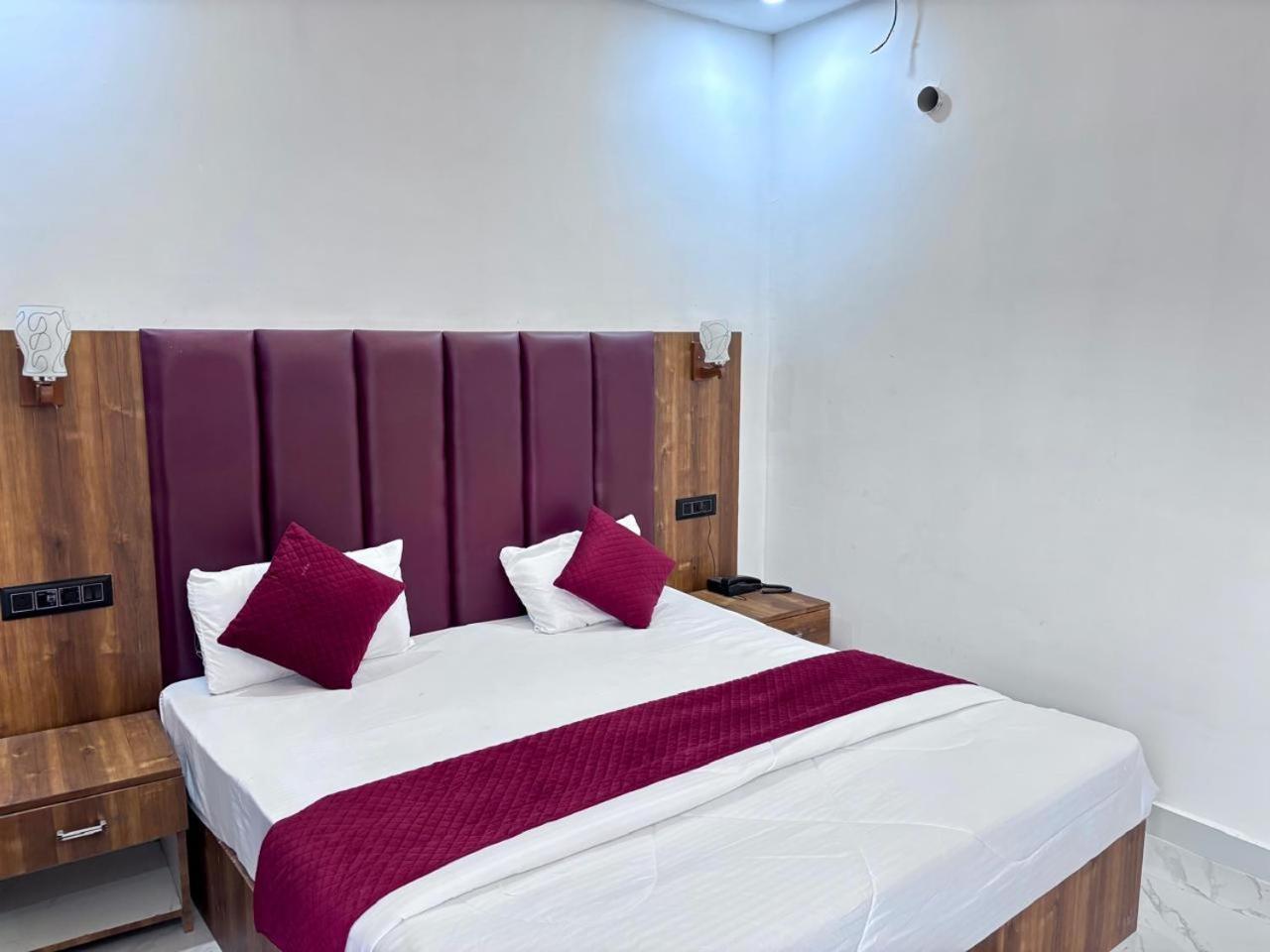 Hotel Omkar Palace Ayodhya Zewnętrze zdjęcie