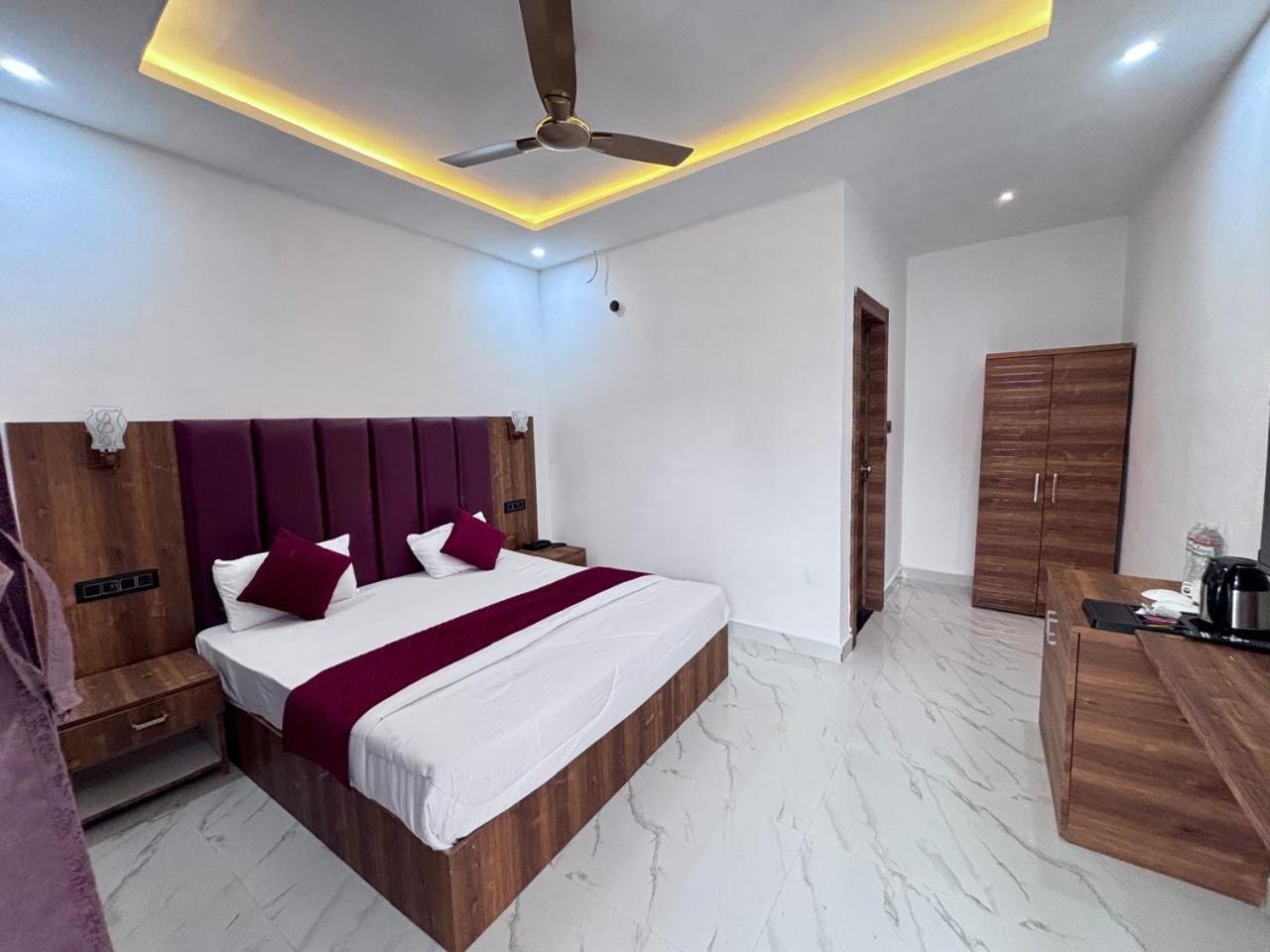 Hotel Omkar Palace Ayodhya Zewnętrze zdjęcie