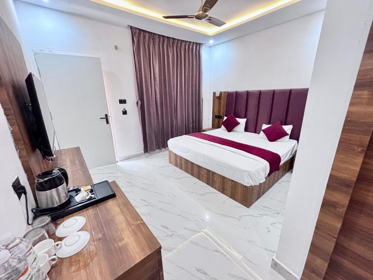 Hotel Omkar Palace Ayodhya Zewnętrze zdjęcie