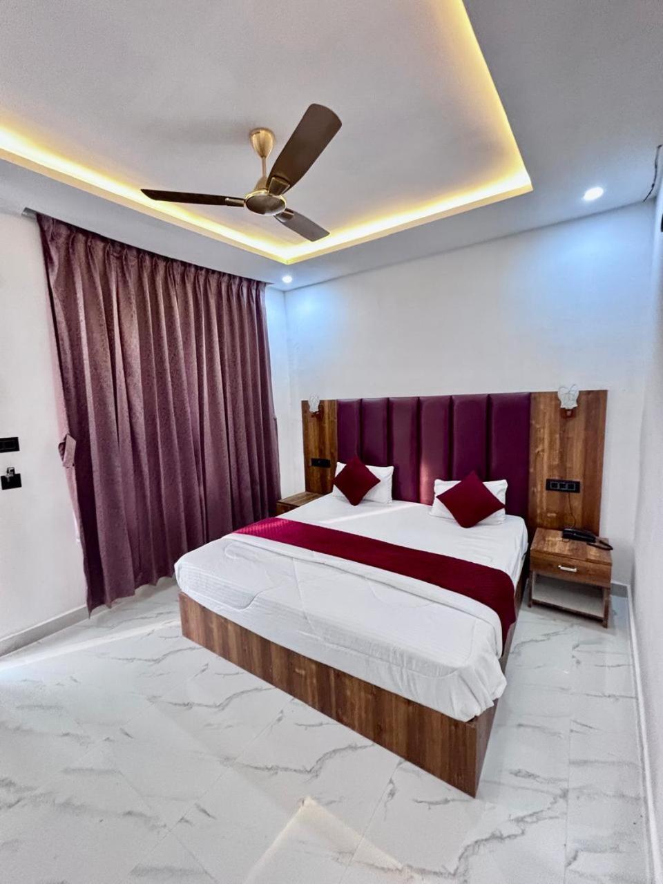 Hotel Omkar Palace Ayodhya Zewnętrze zdjęcie
