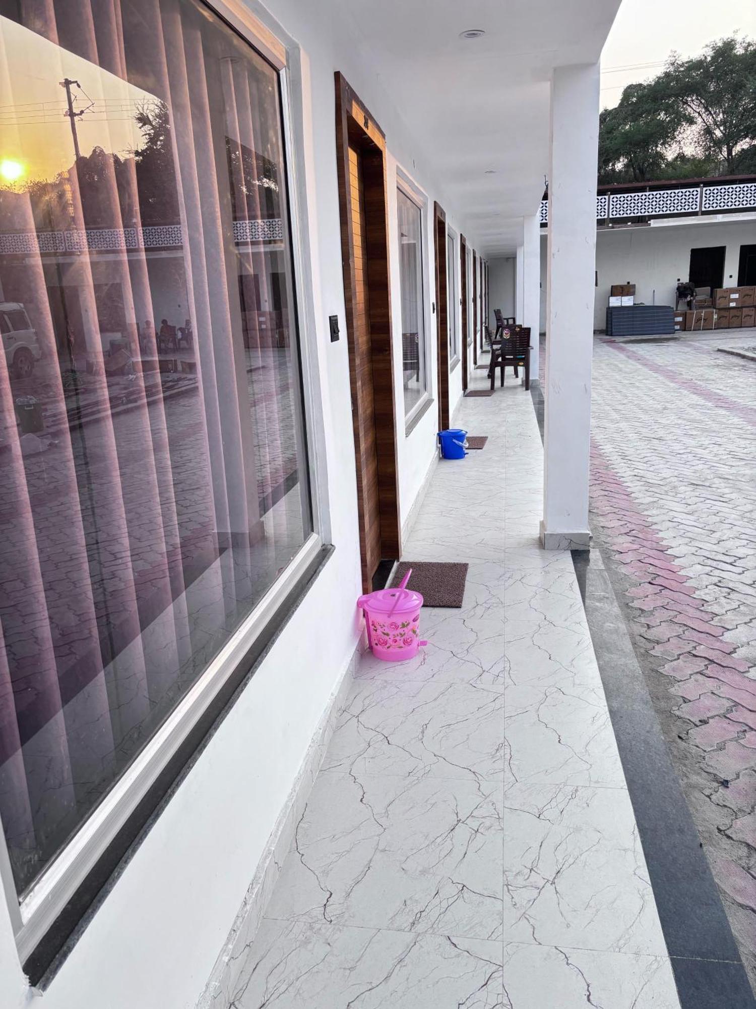 Hotel Omkar Palace Ayodhya Zewnętrze zdjęcie